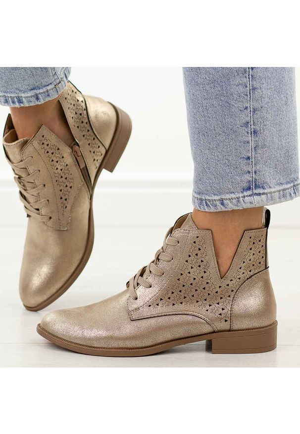 Złote ażurowe botki damskie Jezzi Mam65-112. Okazja: na co dzień. Kolor: złoty. Szerokość cholewki: normalna. Wzór: ażurowy. Materiał: skóra. Sezon: wiosna, jesień, lato. Obcas: na obcasie. Styl: casual, elegancki, boho, klasyczny. Wysokość obcasa: niski