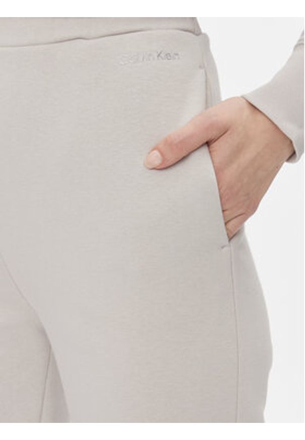 Calvin Klein Spodnie dresowe Metallic Micro Logo Jogger K20K206965 Beżowy Regular Fit. Kolor: beżowy. Materiał: bawełna