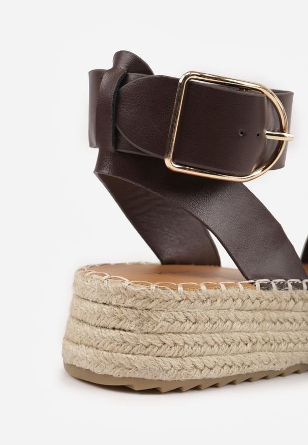 Born2be - Ciemnobrązowe Sandały VICES na Niskim Koturnie z Plecionki z Paskiem Wokół Kostki Tetea. Okazja: na co dzień. Zapięcie: pasek. Kolor: brązowy. Materiał: len. Sezon: lato. Obcas: na koturnie. Styl: casual, klasyczny