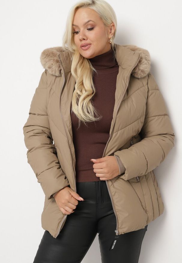 Born2be - Ciemnobeżowa Kurtka Pikowana z Odpinanym Kapturem i Futerkiem Ittella. Okazja: na co dzień, na spacer. Kolekcja: plus size. Kolor: beżowy. Materiał: futro. Wzór: aplikacja. Sezon: zima. Styl: casual