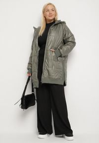 Born2be - Zielona Kurtka z Pikowanymi Przeszyciami i Kapturem Zarimelia. Okazja: na co dzień. Kolekcja: plus size. Kolor: zielony. Materiał: jeans. Styl: klasyczny, sportowy, casual, elegancki #4