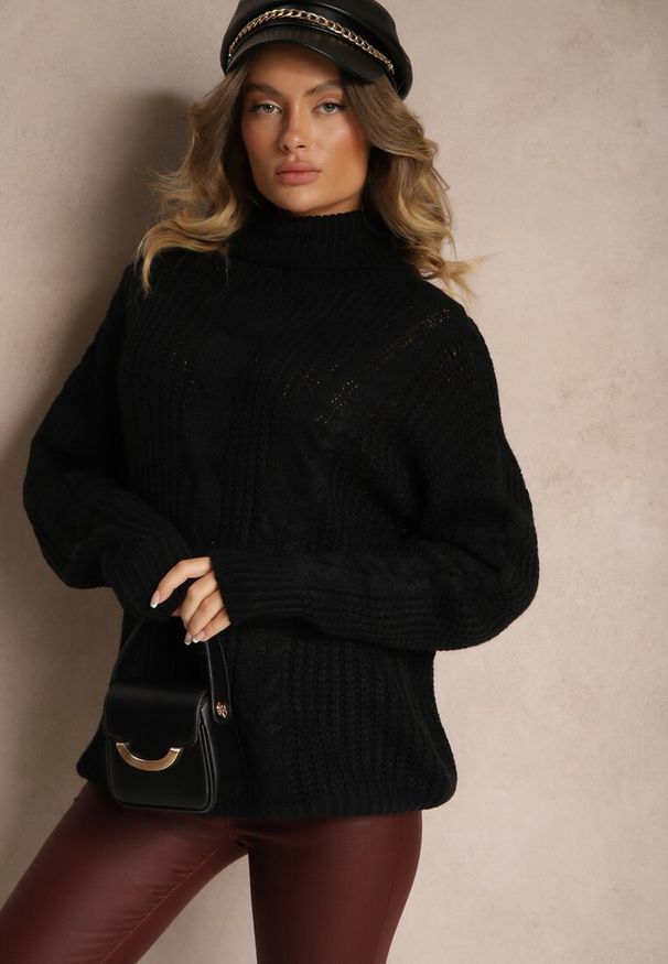 Renee - Czarny Golf z Wiskozą w Stylu Oversize z Ozdobnym Splotem Korremi. Okazja: na co dzień. Typ kołnierza: golf. Kolor: czarny. Materiał: wiskoza. Długość rękawa: długi rękaw. Długość: długie. Wzór: ze splotem. Styl: klasyczny, elegancki, casual