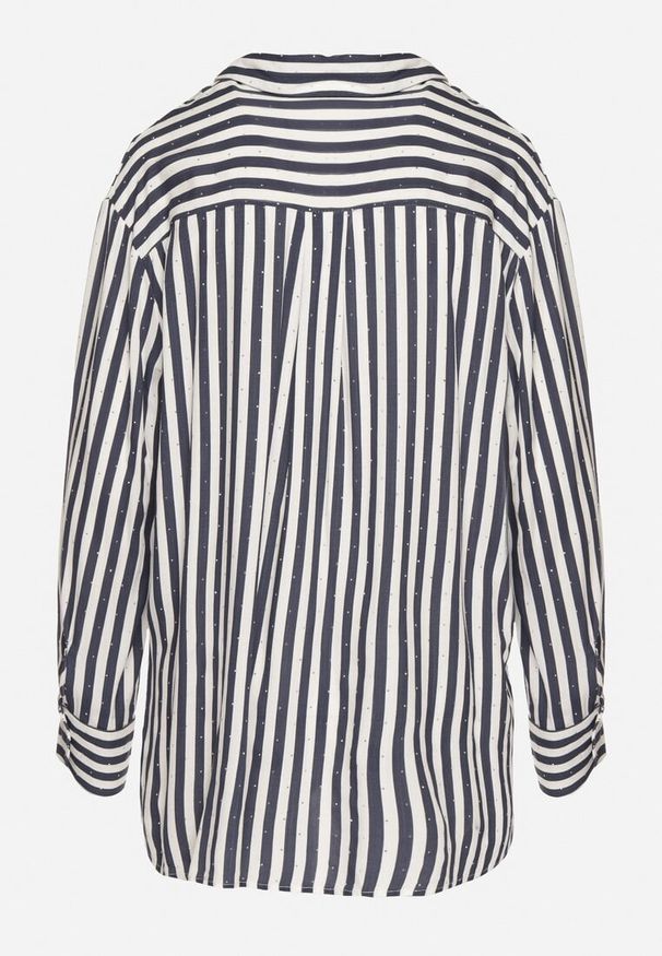 Born2be - Granatowa Bawełniana Koszula w Pionowe Paski Zdobiona Cyrkoniami Isorina. Okazja: na co dzień. Typ kołnierza: dekolt w kształcie V, kołnierzyk klasyczny. Kolor: niebieski. Materiał: bawełna. Długość rękawa: długi rękaw. Długość: długie. Wzór: aplikacja, paski. Styl: casual, elegancki, klasyczny