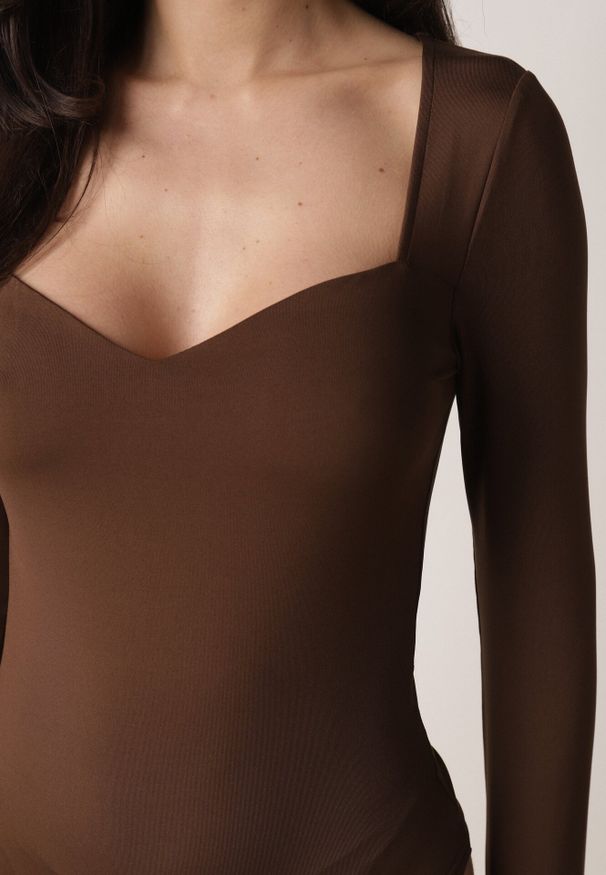 Born2be - Brązowe Body z Kwadratowym Dekoltem Phicise. Okazja: na co dzień. Typ kołnierza: dekolt kwadratowy. Kolor: brązowy. Materiał: jeans, wiskoza. Styl: wizytowy, casual