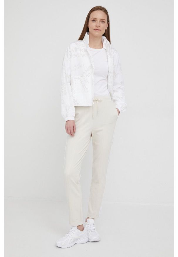 Calvin Klein Jeans kurtka J20J218273.PPYY damska kolor biały przejściowa. Typ kołnierza: kaptur. Kolor: biały. Materiał: materiał. Wzór: gładki