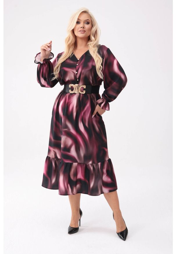 Moda Size Plus Iwanek - Elegancka sukienka Selena z falbaną o długości MIDI w odcieniach burgundu PLUS SIZE XXL OVERSIZE. Okazja: na co dzień. Typ kołnierza: kołnierz z falbankami. Kolekcja: plus size. Materiał: elastan, tkanina, poliester, bawełna. Typ sukienki: oversize, dla puszystych. Styl: elegancki. Długość: midi