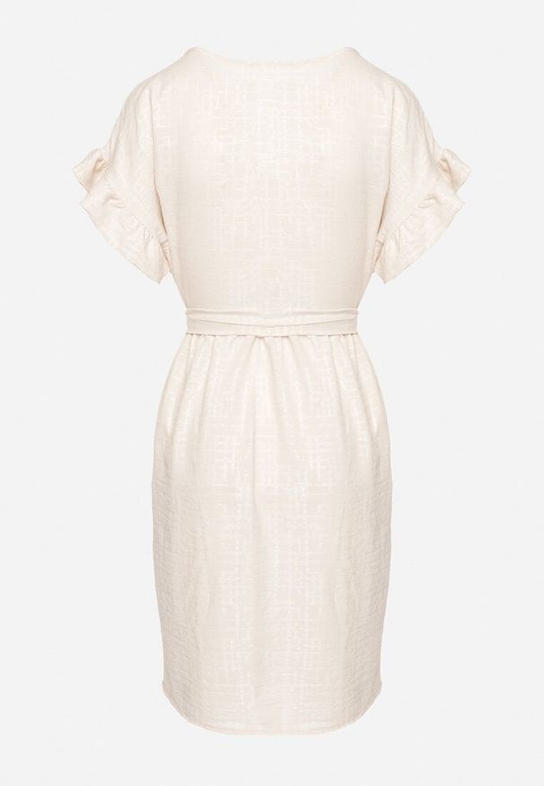 Born2be - Jasnobeżowa Sukienka Ozdobiona Falbankami i Paskiem Izulira. Typ kołnierza: kołnierz z falbankami. Kolor: beżowy. Wzór: aplikacja. Styl: elegancki