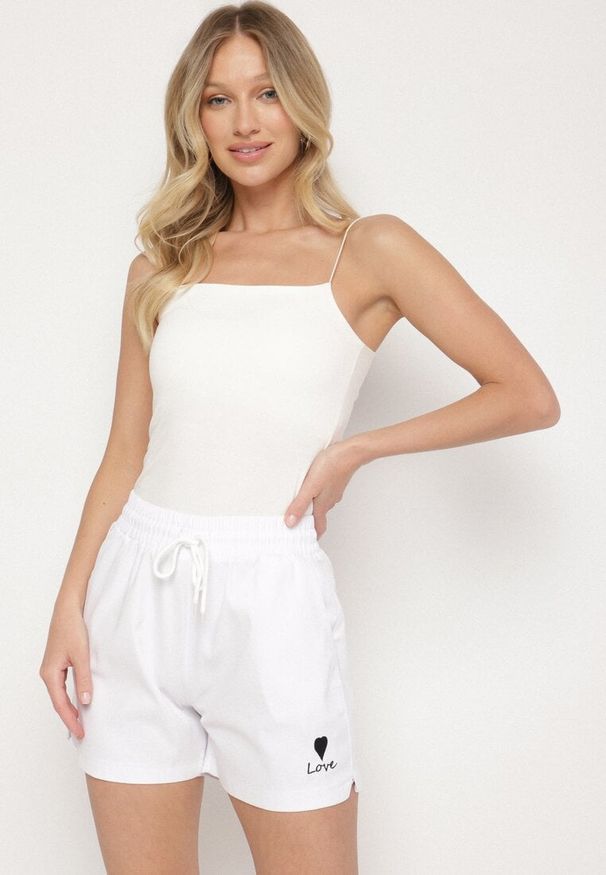 Born2be - Białe Dresowe Szorty o Prostym Kroju z Wiązaniem i Kieszeniami Foladea. Okazja: na co dzień, na spacer. Kolor: biały. Materiał: dresówka. Styl: klasyczny, casual