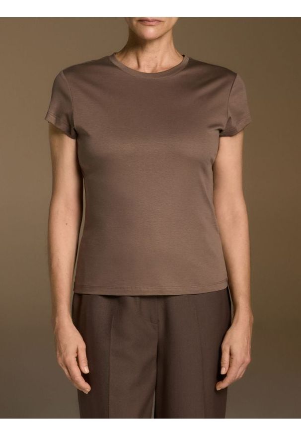 Reserved - T-shirt z domieszką jedwabiu - brązowy. Kolor: brązowy. Materiał: jedwab