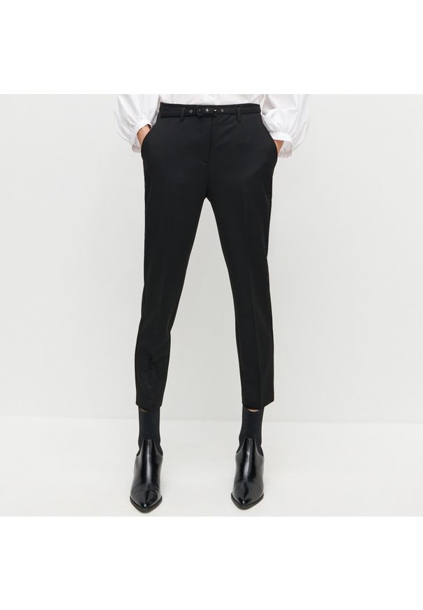 Reserved - Eleganckie spodnie z paskiem - Czarny. Kolor: czarny. Styl: elegancki