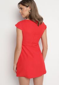 Born2be - Czerwona Elegancka Sukienka z Kwadratowym Dekoltem Melretia. Typ kołnierza: dekolt kwadratowy. Kolor: czerwony. Długość rękawa: krótki rękaw. Typ sukienki: dopasowane. Styl: elegancki #2