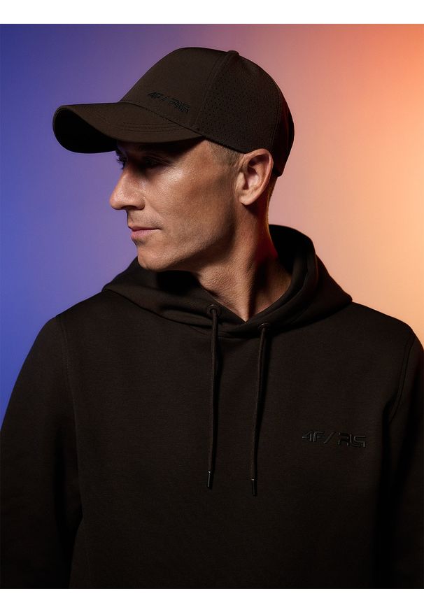 4f - 4F Czapka z daszkiem strapback uniseks 4F x Robert Lewandowski - brązowa S/M (58cm). Kolor: brązowy. Materiał: tkanina, syntetyk. Sezon: lato. Styl: casual, sportowy