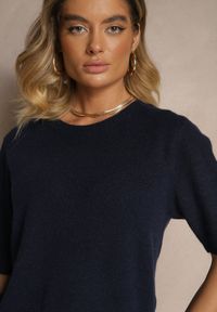 Renee - Granatowy Sweter z Wełną Krótkim Rękawem Ozdobiony Ściągaczami Emiralin. Okazja: na co dzień. Kolor: niebieski. Materiał: wełna. Długość rękawa: krótki rękaw. Długość: krótkie. Wzór: aplikacja. Styl: casual