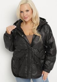 Born2be - Czarna Kurtka Pikowana z Kapturem i Kieszeniami o Pudełkowym Kroju Eravinna. Okazja: na spacer. Typ kołnierza: kaptur. Kolekcja: plus size. Kolor: czarny. Długość rękawa: długi rękaw. Długość: długie. Wzór: aplikacja #1