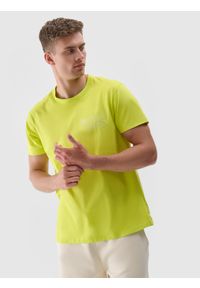 4f - T-shirt regular z nadrukiem męski - zielony. Okazja: na co dzień. Kolor: zielony. Materiał: jersey, bawełna, dzianina. Długość rękawa: krótki rękaw. Długość: krótkie. Wzór: nadruk. Styl: casual, sportowy, klasyczny