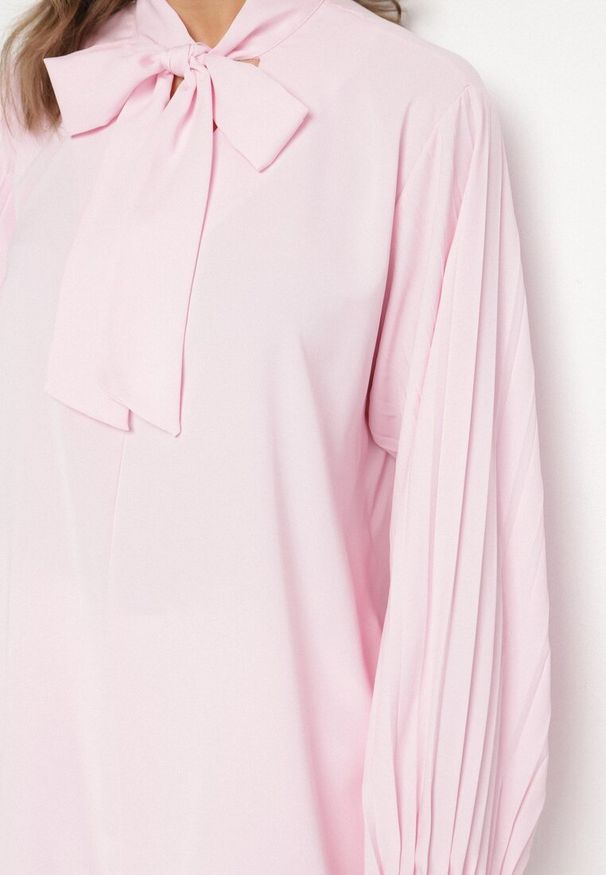 Born2be - Różowa Bluzka z Plisowanymi Rękawami i Wiązaniem pod Szyją Jenindria. Okazja: na co dzień. Kolor: różowy. Materiał: jeans. Styl: casual