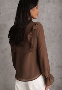Renee - Brązowa Bluzka w Stylu Coquette z Falbankami i Wiązaniem przy Szyi Seathrina. Typ kołnierza: kołnierz z falbankami. Kolor: brązowy. Materiał: poliester, jeans #3