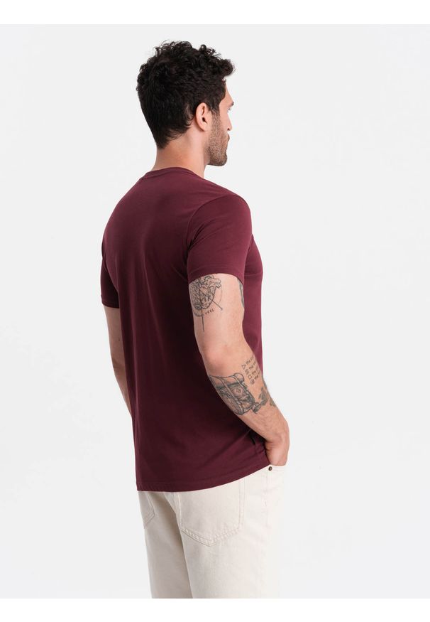 Ombre Clothing - Bawełniana klasyczna męska koszulka z dekoltem w serek BASIC – bordowa V10. Typ kołnierza: dekolt w serek. Kolor: czerwony. Materiał: bawełna. Wzór: ze splotem, jednolity. Styl: klasyczny