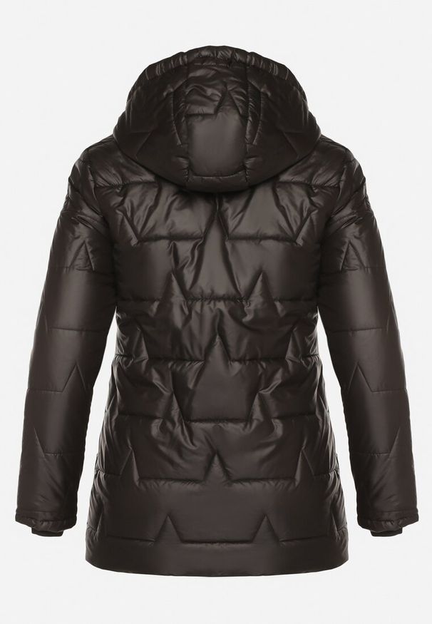 Born2be - Czarna Pikowana Kurtka o Prostym Kroju z Kapturem Nileria. Okazja: na co dzień, na spotkanie biznesowe, do pracy. Typ kołnierza: kaptur. Kolekcja: plus size. Kolor: czarny. Materiał: jeans, poliester, dzianina. Styl: biznesowy, casual