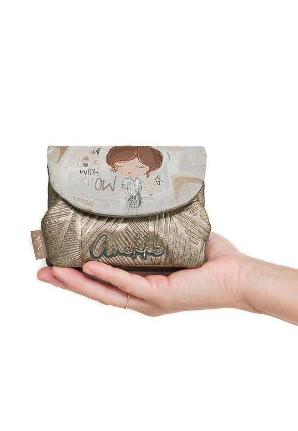 Portfel damski Anekke, z klapką ozdobiony charakterystycznym nadrukiem i metalowym logo wyposażony w kieszeń na monety, złoty, 42809-016. Kolor: złoty. Wzór: nadruk, aplikacja