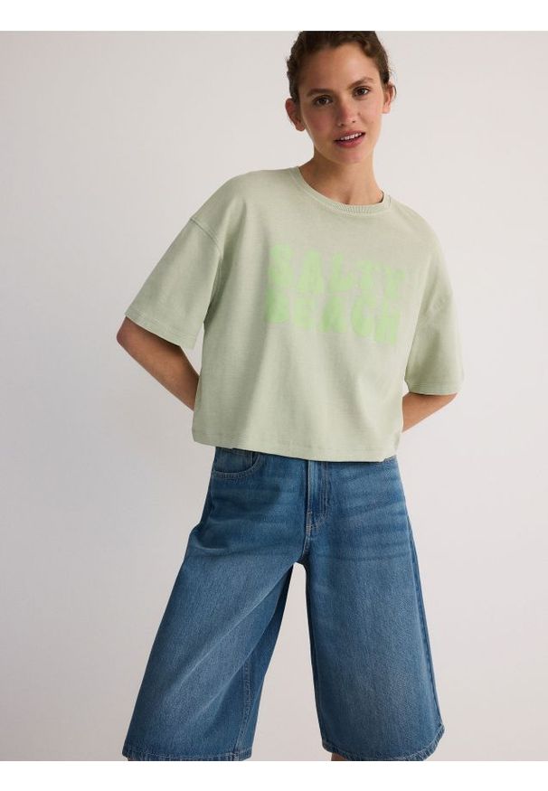 Reserved - T-shirt boxy z nadrukiem - jasnozielony. Kolor: zielony. Materiał: bawełna, dzianina. Wzór: nadruk