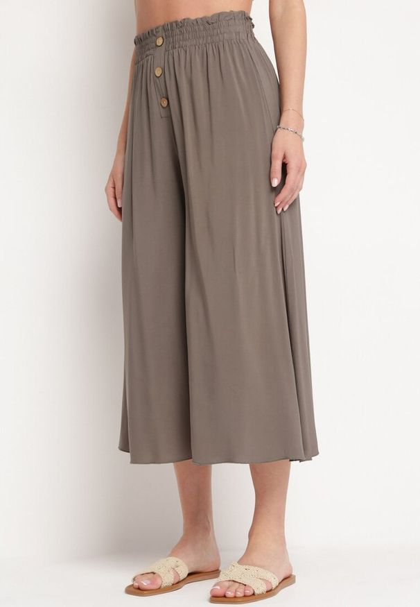 Born2be - Brązowe Spodnie Palazzo z Wiskozy z Gumką w Pasie Ozdobione Guzikami z Nogawkami 3/4 Efilis. Okazja: na co dzień. Kolor: brązowy. Materiał: wiskoza. Wzór: aplikacja. Styl: casual, elegancki