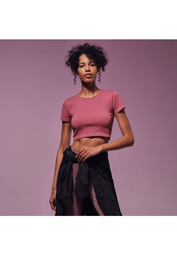 Sinsay - Crop top w prążki GYM HARD - Różowy. Kolor: różowy. Wzór: prążki