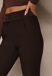 Renee - Brązowe Spodnie Ozdobione Paskiem z Klamrą Falarise. Okazja: na co dzień. Kolor: brązowy. Wzór: aplikacja. Styl: klasyczny, casual, elegancki #3