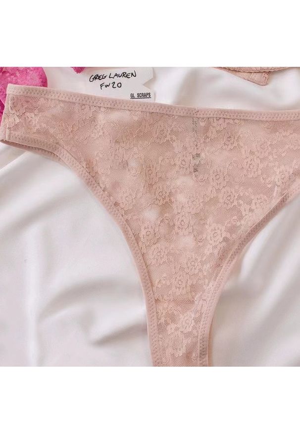 Intica - Koronkowy komplet bielizny dwuczęściowej z biustonoszem i majtkami Sophio. Kolor: różowy. Materiał: koronka. Wzór: aplikacja, koronka