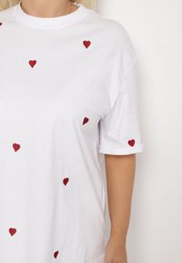 Born2be - Biało-Czerwony Bawełniany T-shirt Zdobiony Haftem w Kształcie Serc Naloree. Okazja: na co dzień. Kolekcja: plus size. Kolor: biały. Materiał: bawełna. Wzór: aplikacja, haft. Styl: klasyczny, elegancki, casual