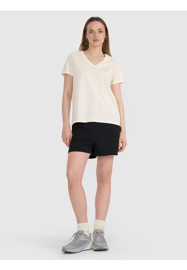 4f - 4F T-shirt oversize gładki damski - biały XS. Okazja: na co dzień. Typ kołnierza: dekolt w serek. Kolor: biały. Materiał: bawełna, jersey, dzianina, tkanina. Długość rękawa: krótki rękaw. Długość: krótkie. Wzór: gładki. Styl: sportowy, klasyczny, casual
