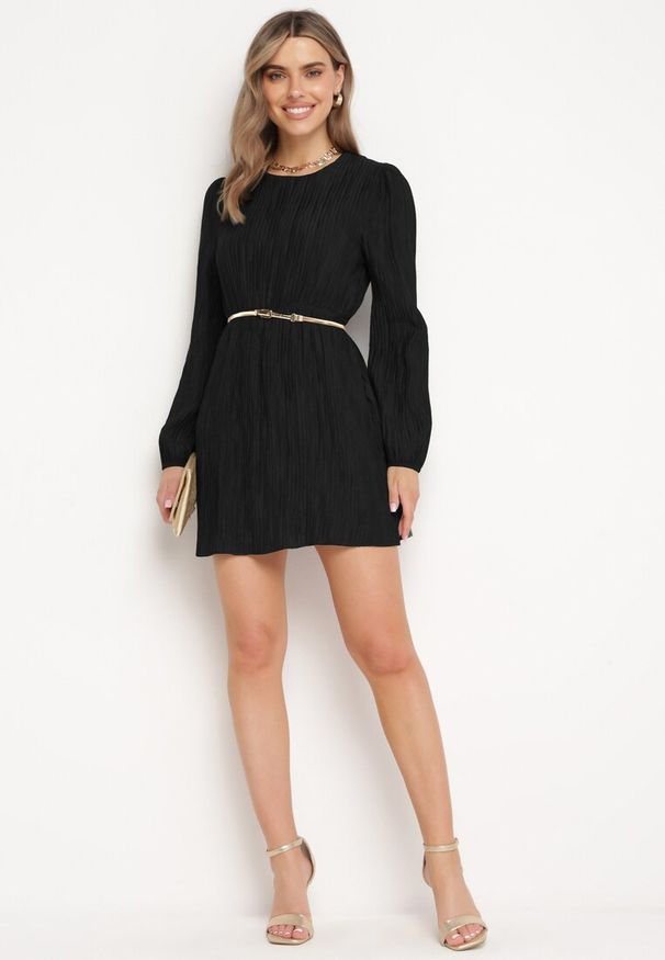 Born2be - Czarna Rozkloszowana Sukienka z Gumką w Pasie i Długim Rękawem Biasha. Okazja: na co dzień. Kolor: czarny. Materiał: skóra. Długość rękawa: długi rękaw. Typ sukienki: proste. Styl: casual, elegancki