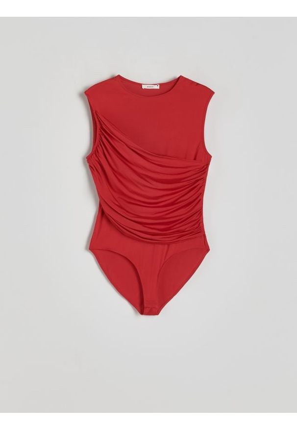 Reserved - Body z drapowaniem - czerwony. Kolor: czerwony. Materiał: dzianina, wiskoza