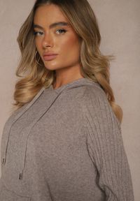 Renee - Ciemnobrązowy Sweter z Wiskozą i Kaszmirem oraz z Kapturem Nerolin. Okazja: na spacer, na co dzień. Typ kołnierza: kaptur. Kolor: brązowy. Materiał: wiskoza, kaszmir. Styl: elegancki, casual