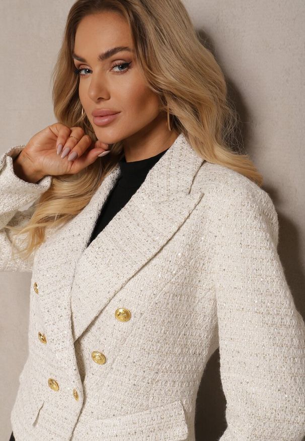 Renee - Jasnobeżowa Taliowana Marynarka Tweedowa o Dwurzędowym Kroju Zdobiona Imitacją Kieszeni Liovra. Okazja: na spotkanie biznesowe, na co dzień. Kolor: beżowy. Materiał: jedwab. Wzór: aplikacja. Styl: elegancki, biznesowy, casual