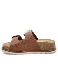 Brązowe Klapki Yokono Modne Obuwie Damskie. Okazja: na co dzień. Kolor: brązowy. Materiał: materiał, skóra. Sezon: lato. Styl: casual, elegancki #3