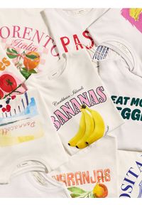 Reserved - T-shirt z nadrukiem - biały. Kolor: biały. Materiał: bawełna, dzianina. Wzór: nadruk