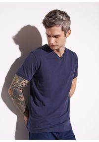 Ochnik - Granatowy basic T-shirt męski z logo. Kolor: niebieski. Materiał: materiał. Długość: krótkie