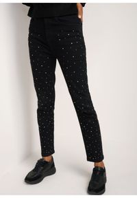 Ochnik - Czarne jeansy z kryształkami damskie. Kolor: czarny. Materiał: bawełna. Wzór: aplikacja. Sezon: zima, lato