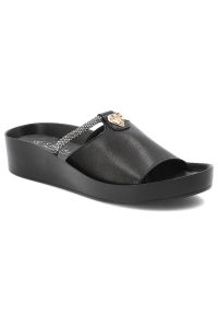Czarne Klapki S.Barski Modne Obuwie Damskie. Okazja: na co dzień. Kolor: czarny. Wzór: gładki, aplikacja. Sezon: lato. Obcas: na koturnie. Styl: casual, elegancki