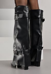 Renee - Czarne Kozaki na Słupku z Cholewką Imitującą Nogawkę ze Sprzączkami Unwedara. Nosek buta: szpiczasty. Zapięcie: sprzączka. Kolor: czarny. Materiał: skóra, materiał. Szerokość cholewki: normalna. Sezon: zima. Obcas: na słupku. Wysokość obcasa: średni #4