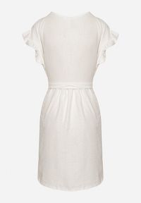 Born2be - Biała Sukienka Ozdobiona Falbankami i Paskiem Izulira. Typ kołnierza: kołnierz z falbankami. Kolor: biały. Wzór: aplikacja. Styl: elegancki #3