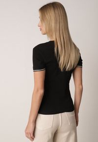 Born2be - Czarny Bawełniany T-shirt z Cyrkoniami przy Rękawach Pronolea. Okazja: na co dzień. Kolor: czarny. Materiał: bawełna. Wzór: aplikacja. Styl: casual, klasyczny #7