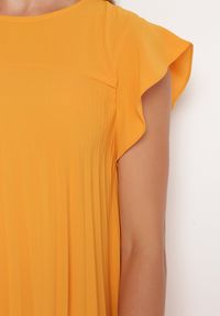 Born2be - Pomarańczowa Plisowana Sukienka z Krótkim Rękawem Nlea. Kolor: pomarańczowy. Długość rękawa: krótki rękaw #5