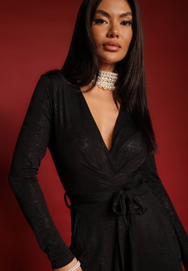 Renee - Czarny Kombinezon z Wiskozą o Kopertowym Kroju z Wiązanym Paskiem Nalivere. Okazja: na imprezę. Kolor: czarny. Materiał: wiskoza. Styl: elegancki