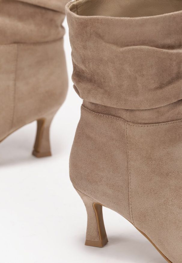Born2be - Ciemnobeżowe Botki na Niskim Obcasie Typu Kaczuszka z Marszczoną Cholewką Destin. Okazja: na co dzień. Kolor: beżowy. Materiał: jeans. Szerokość cholewki: normalna. Obcas: na obcasie. Styl: elegancki, casual. Wysokość obcasa: niski