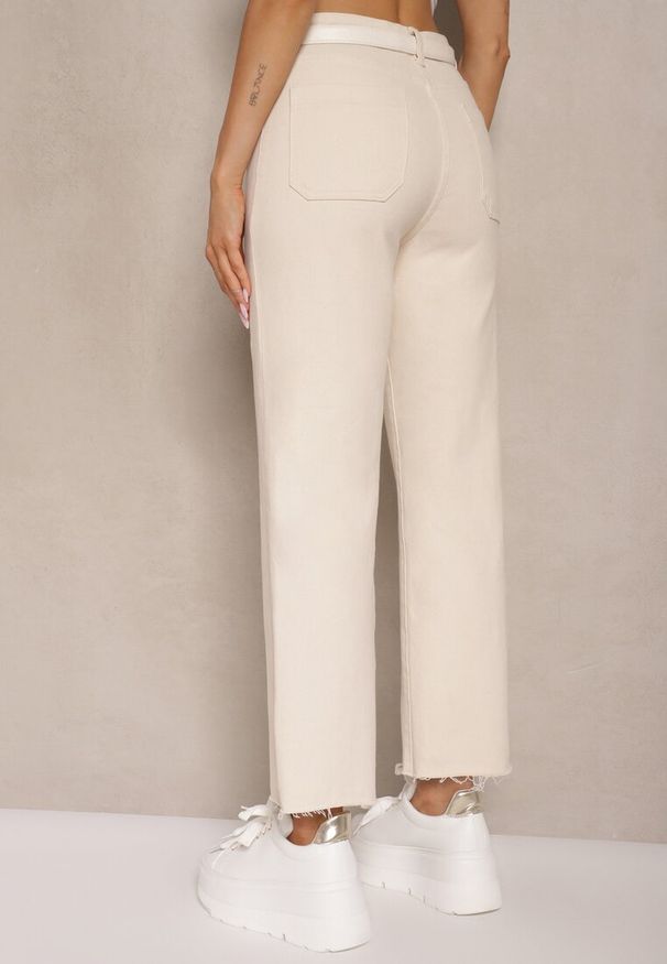 Renee - Beżowe Bawełniane Jeansy Ozdobione Kieszeniami Folire. Kolor: beżowy. Wzór: aplikacja. Styl: elegancki