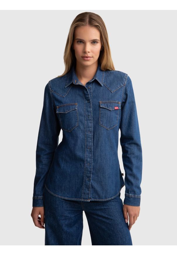 Big-Star - Koszula damska jeansowa slim granatowa Norra 524. Okazja: na co dzień. Typ kołnierza: kołnierzyk klasyczny. Kolor: niebieski. Materiał: jeans. Długość rękawa: długi rękaw. Długość: długie. Styl: klasyczny, casual, elegancki