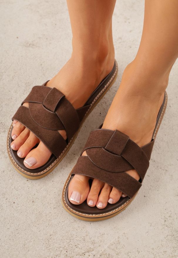 Born2be - Cienobrązowe Klapki VICES z Przeplatanymi Paskami Anreene. Okazja: na co dzień. Kolor: brązowy. Materiał: len. Wzór: paski. Styl: casual, klasyczny, elegancki
