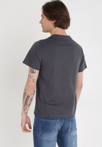 Born2be - Ciemnoszary T-shirt Kallosyne. Kolor: szary. Materiał: jeans, dresówka, bawełna. Długość rękawa: krótki rękaw. Długość: krótkie. Styl: elegancki